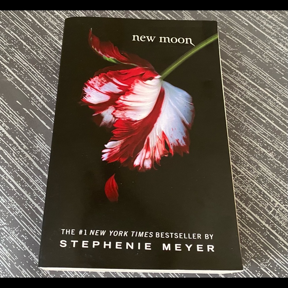 •NEW•Twilight Saga New Moon Paperback Book